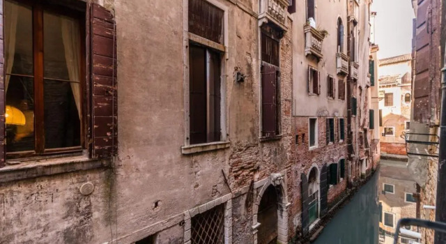 Fenice Backstage over Canal