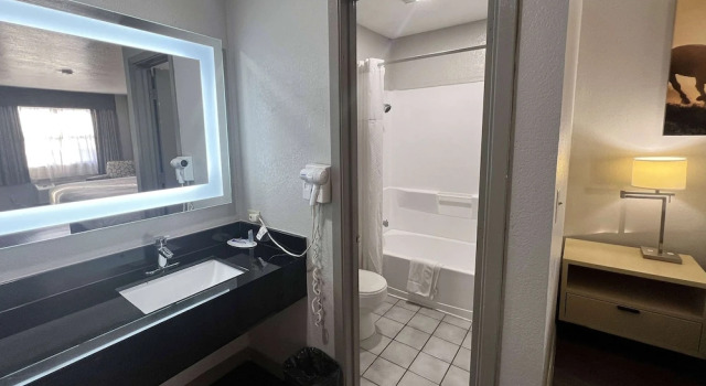 Deluxe Doppel Zimmer Days Inn & Suites by Wyndham - Canton First Monday Trade Days