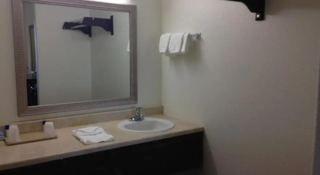 Полулюкс Deluxe America Inn & Suites