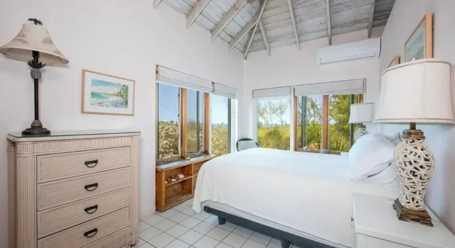 Pink Sands Retreat: Secluded Estate With Pool