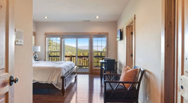 Hilltop Hideaway w/ Game Room & Forest Views!, Забронировать Дом для отпуска Траки Скво-Вэлли, рядом с Гольф-клуб Tahoe Donner