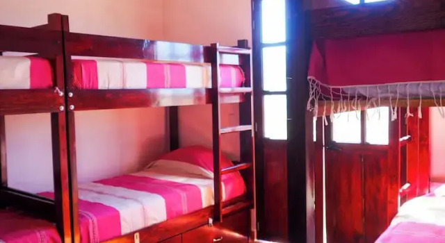 Кровать в общем номере Hostal Los Gonzalez