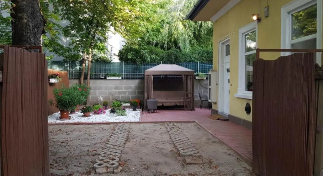 Brand New Garden Flat / Free Parking, Varaa Hotelli 14. Zugló 