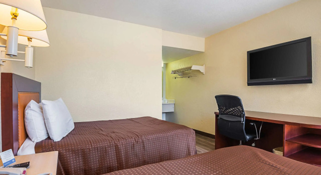 Четырёхместный номер Standard Rodeway Inn Kissimmee