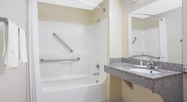 Номер Standard Days Inn by Wyndham Dublin GA