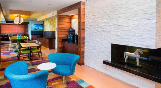 Кровать в общем номере Fairfield Inn & Suites by Marriott Quincy