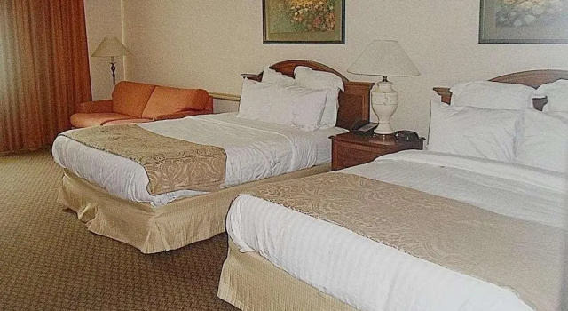 Четырёхместный номер Standard Quail Hollow Resort