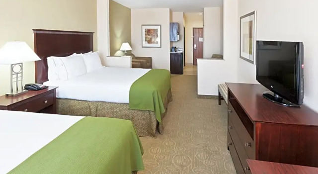 Люкс Deluxe Holiday Inn Express Hotel & Suites Brownfield by IHG