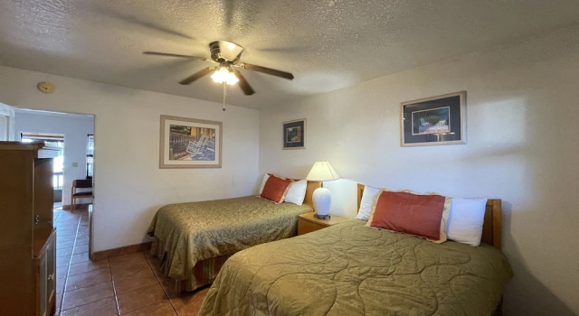Четырёхместный люкс с видом на озеро Lake Roy Beach Inn - Winter Haven