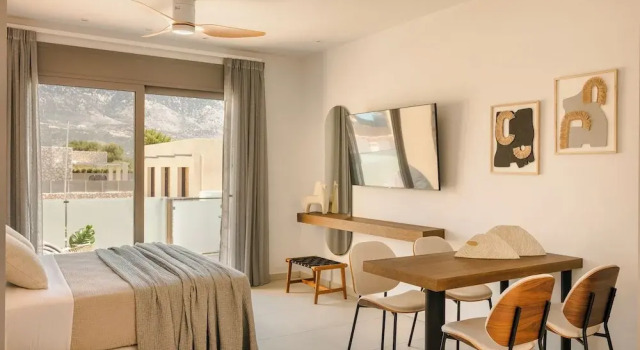 Полулюкс с балконом и с видом на бассейн Ionian Treasure Suites