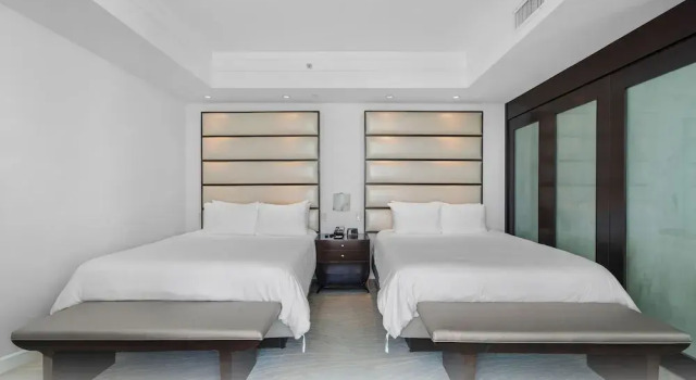 Полулюкс с балконом и с видом на океан FB Miami Beach Tresor Private Luxury Suites