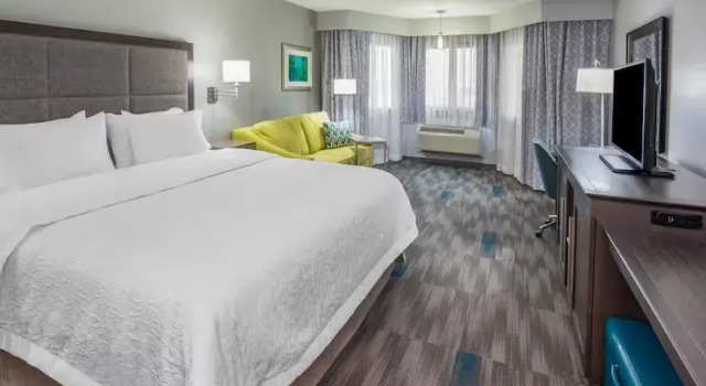 Номер Standard с видом на озеро Hampton Inn Monterey