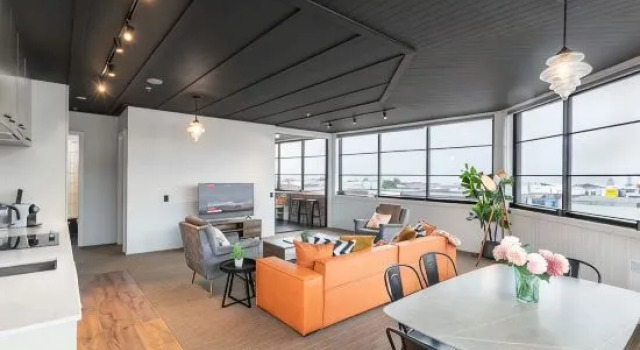 Sunny 3BR Petone Apt – Ocean Views, Walk to Shops