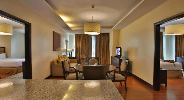 Люкс Crown Regency с 2 комнатами Crown Regency Hotel & Towers