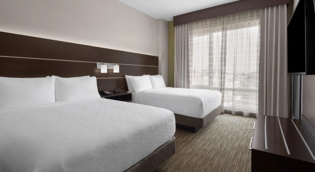 Четырёхместный люкс Holiday Inn Express & Suites Woodside LaGuardia Airport