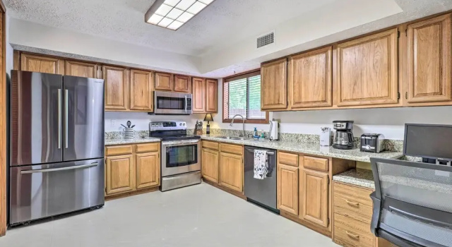 Коттедж Bryan Home w/ Deck & Yard ~ 4 Mi to Texas A & M!