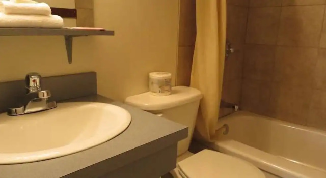 Четырёхместный номер Deluxe Eastglen Inn