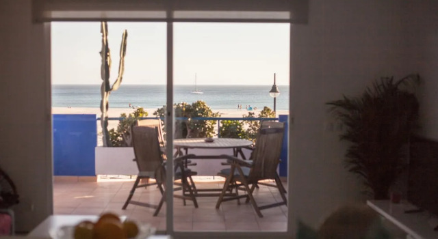 Апартаменты с 2 комнатами с балконом и рядом с пляжем Beachfront Tarifa