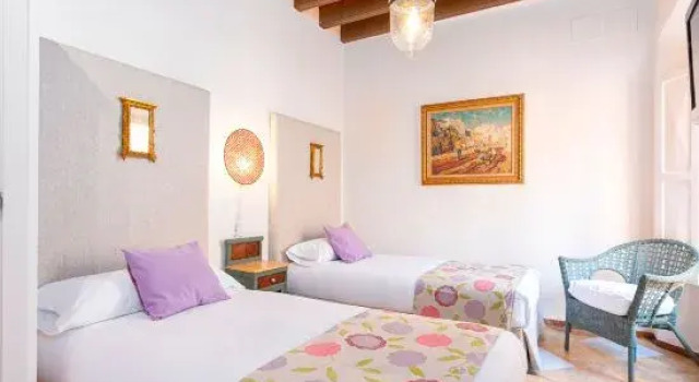 Кровать в общем номере Traditional Sevillian House 6 BD and private terrace. Campamento