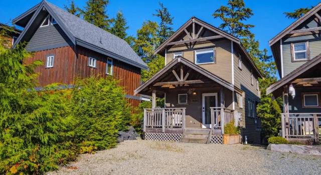 The Perch Modern 2 Bed Cabin with Patio and Hot Tub, Забронировать Отель Отели Уклуэлет с парковкой, рядом с Huu-Mees-Ma-As Native Art Gallery, Парковка