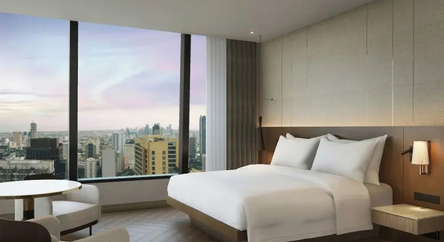 Люкс Deluxe AC Hotel by Marriott Manila
