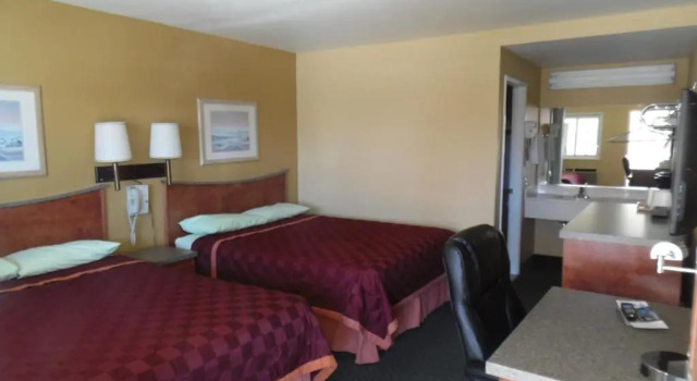 Четырёхместный номер Standard Trails Motel