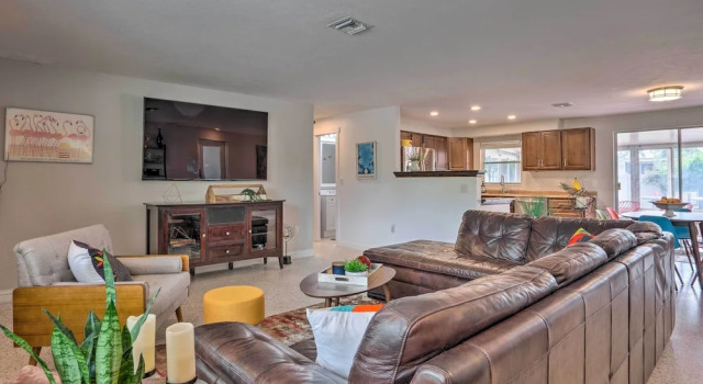 Colorful Fort Myers Home w/ Sunroom & Patio!, Varaa Lomakoti Huvilat kohteessa Florida, Villa