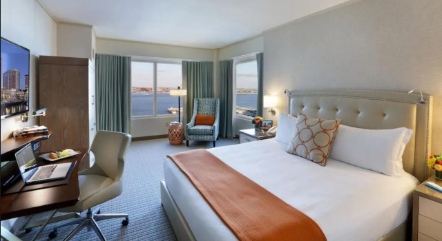 Двухместный номер с видом на гавань Seaport Hotel® Boston