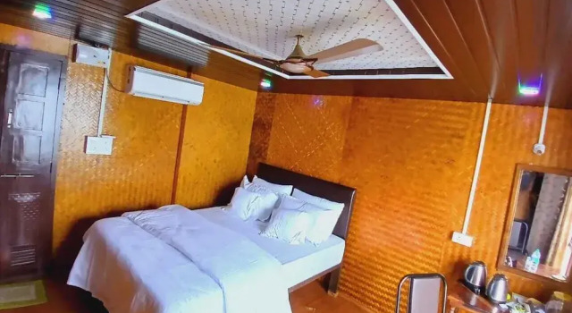 Aquaholic - A Floating Villa, Prenota Villa Morjim 