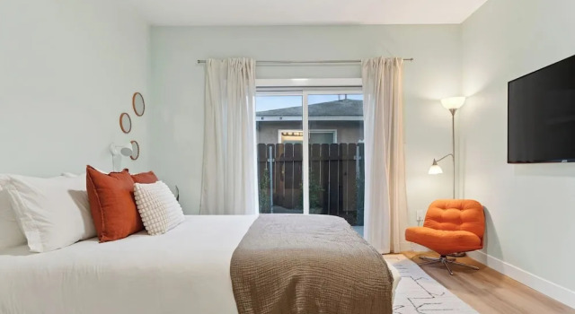 J Street by Avantstay Sun-filled Two-story Home Near Balboa Park + Gaslamp Quarter, Забронировать Дом для отпуска Виллы Сан-Диего, рядом с St. Paul United Methodist Church, Вилла