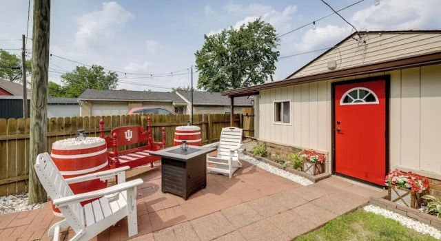 Коттедж 1 Mi to IU: Hoosier Home w/ Fire Pit & Fenced Yard