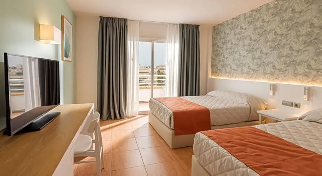 Номер Standard с видом на бассейн Ponient Pirámide Salou by PortAventura World - Available rates with tickets to PortAventura Park & Ferrari Land