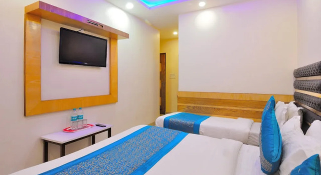 Трёхместный номер Deluxe с балконом Hotel lahorimal Deluxe Paharganj