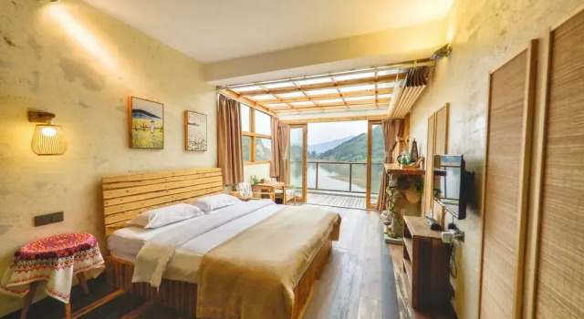 Двухместный номер Standard с балконом и с видом на озеро Floral Hotel Qiandaohu Deyishe Inn