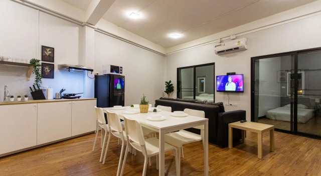 Апартаменты U4 Large 2 bed rooms full kitchen 200m to BTS