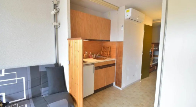 Studio cabine résidence avec piscine et garage le Lagon bleu, Rezerwuj Apartament Hotele w Camargue z parkingiem, Parking
