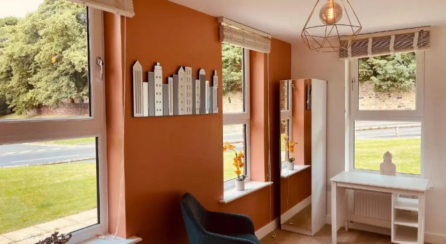 Cheerful 2-bed townhouse in Wakefield with parking, Забронировать Отель Уэйкфилд Западный Йоркшир, рядом с Wakefield Magistrates Court
