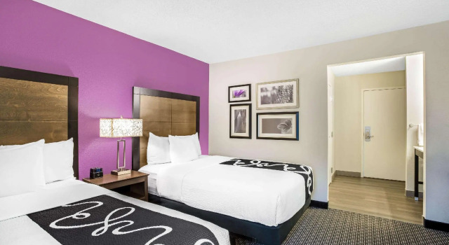 Четырёхместный номер Standard La Quinta by Wyndham Hartford Bradley Airport