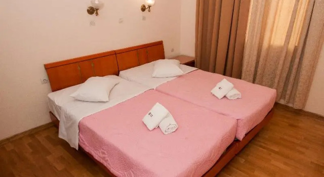 Четырёхместный номер Standard с балконом Cecil Hotel