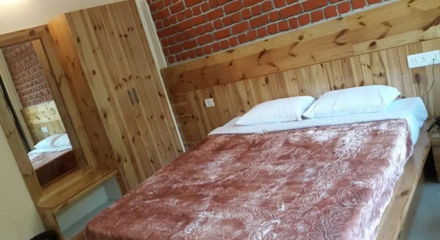 Кровать в общем номере (мужской номер) White Water Inn McLeodganj