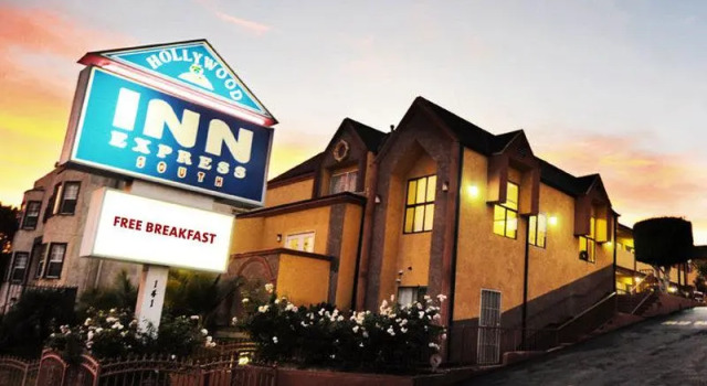 Кровать в общем номере Hollywood Inn Express South