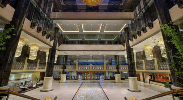 Embassador International Hotel, Rezerwuj Hotel Hotele w Yanta z basenem, Basen