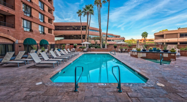 Scottsdale Marriott Old Town, Забронировать Отель Отели Скотсдейл с бассейном, рядом с HavenHealth of Scottsdale, Бассейн