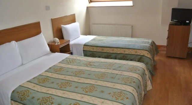 Трёхместный номер Standard Carlton Hotel