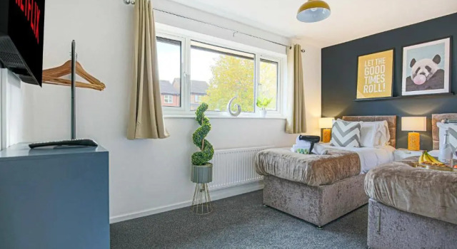 Pannier House - Central MK - Free Parking, Garden, Smart TVs with Netflix by Yoko Property, Забронировать Отель Отели Бакингемшир с парковкой, Парковка