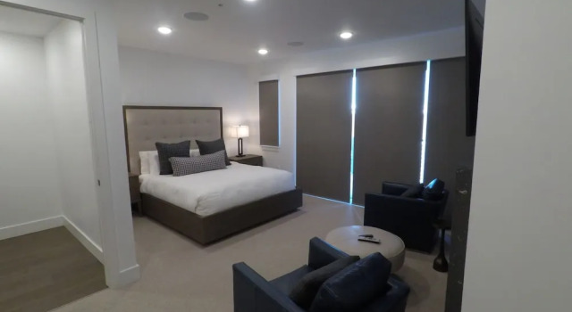3br/3ba Stunning  In Canyons Village 3 Bedroom Condo by RedAwning, Забронировать Отель Отели Парк-Сити с парковкой, рядом с Canyons Parking Lot, Парковка