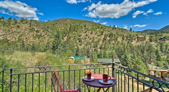 Коттедж с 2 комнатами с балконом Cozy CO Rocky Mountain Retreat Near Pikes Peak!