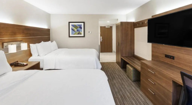 Четырёхместный номер Standard Holiday Inn Express Hotel & Suites Providence-Woonsocket by IHG