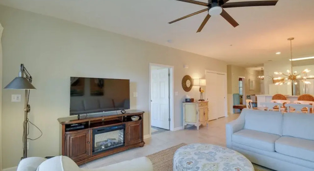 Walk to Main Street: North Myrtle Beach Condo, Забронировать Апартаменты/квартира Отели Норт-Миртл-Бич с парковкой, рядом с Парк развлечений OD Pavilion, Парковка