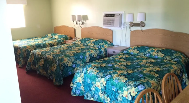 Шестиместный номер Comfort Dixie Plaza Hotel